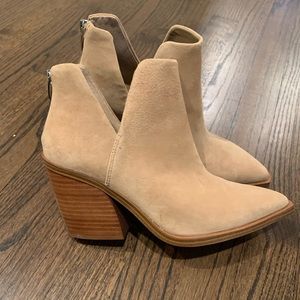Vince camuto Gigietta bootie in tortilla suede 7.5M. Never worn.